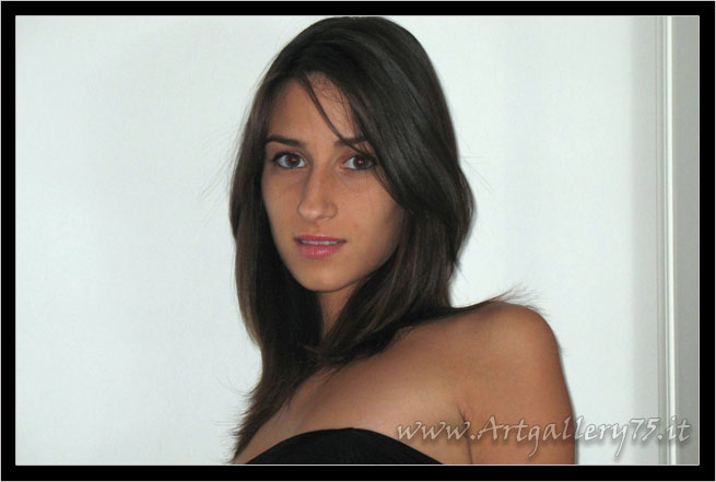 Francesca R. - Fotomodella di Perugia (Umbria) disponibile per foto fashion e moda mare.