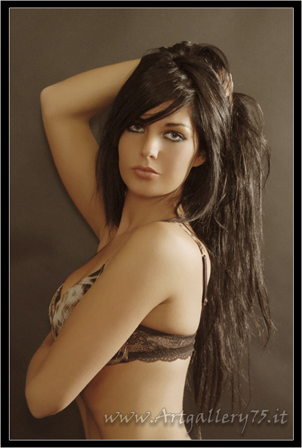 Michela F. - Fotomodella e Hostess di Ferrara. Ragazza spigliata e piena di vitalit�, solare e molto affidabile. 