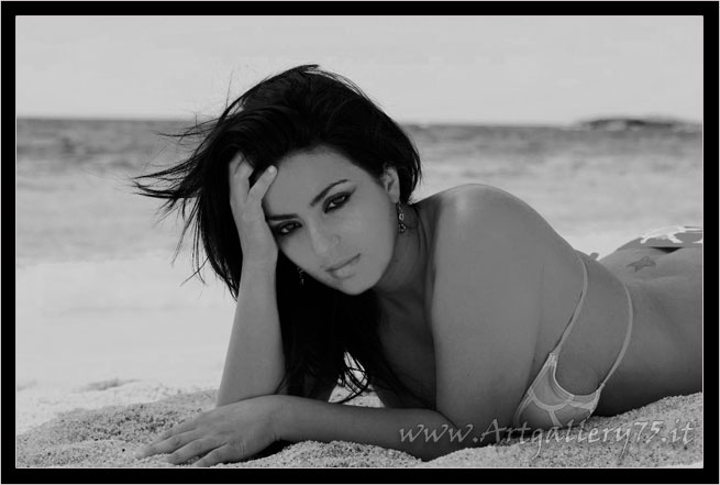 Maria Grazia L. - Fotomodella di Nuoro (Sardegna) disponibile per foto fashion, moda mare, intimo, trasparenze, glamour, topless, nudo artistico e met art.