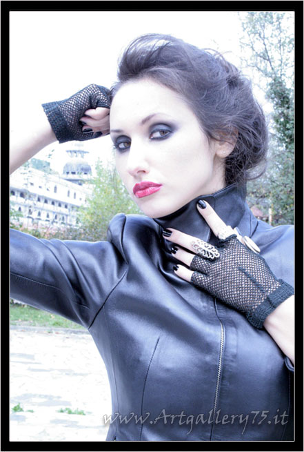 Nickita - Fotomodella di Milano (Lombardia) disponibile per foto fashion, moda mare, intimo, glamour, trasparenze, topless, nudo artistico e nudo erotico.