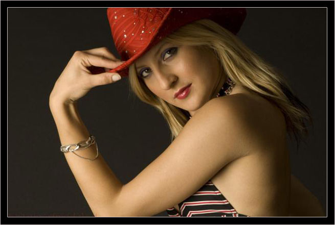 Alessandra P. disponibile per foto fashion, moda mare, intimo, glamour e trasparenze.