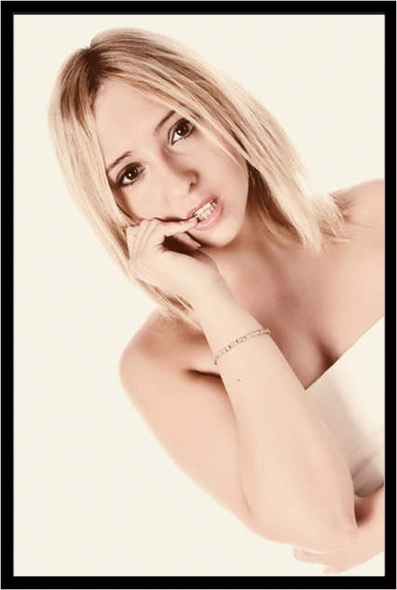 Alessia - Fotomodella di Genova (Liguria) disponibile per foto fashion e moda mare.
