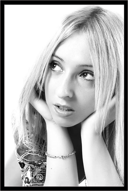 Alessia - Fotomodella di Genova (Liguria) disponibile per foto fashion e moda mare.