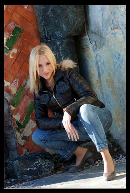 Alessia - Fotomodella di Genova (Liguria) disponibile per foto fashion e moda mare.