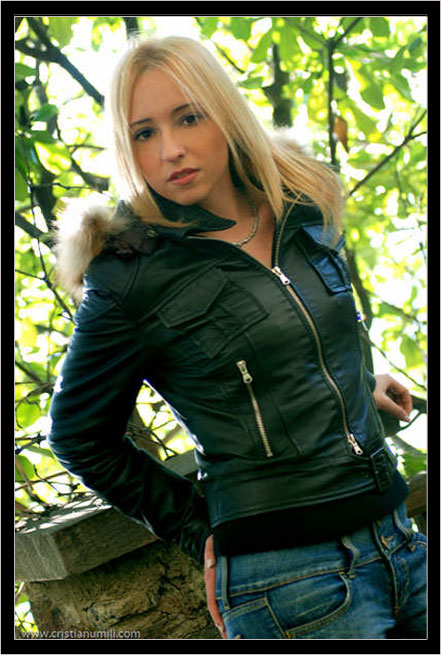 Alessia - Fotomodella di Genova (Liguria) disponibile per foto fashion e moda mare.