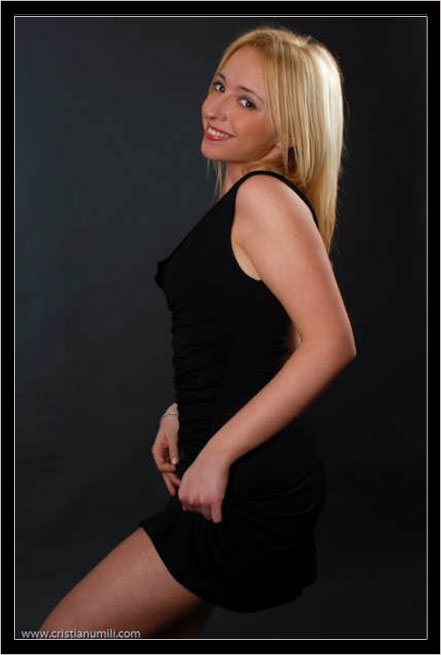 Alessia - Fotomodella di Genova (Liguria) disponibile per foto fashion e moda mare.