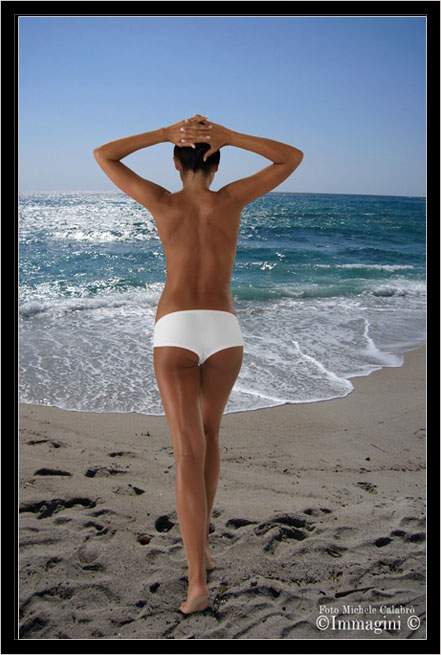 Angelika - Fotomodella di Roma (Italia) disponibile per foto fashion, moda mare, intimo, trasparenze, glamour, topless e bodypainting.