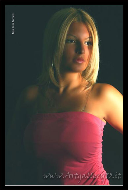 Daniela C. - Fotomodella di Genova (Liguria) disponibile per foto fashion e moda mare.