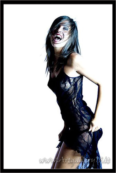 Elena G. - Fotomodella di Mantova (Lombardia) disponibile per foto fashion, moda mare, intimo, trasparenze e glamour.