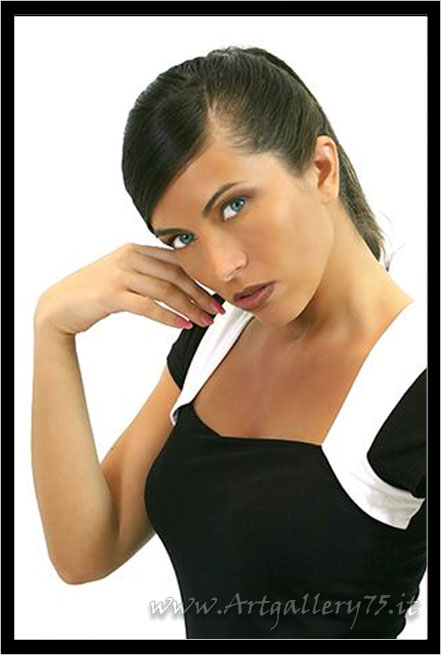 Elena G. - Fotomodella di Mantova (Lombardia) disponibile per foto fashion, moda mare, intimo, trasparenze e glamour.