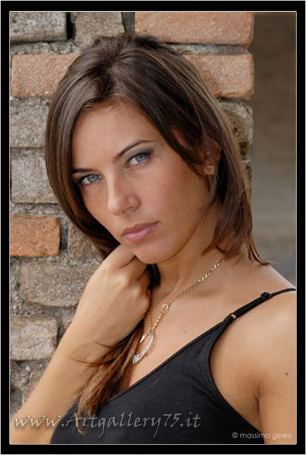 Elena G. - Fotomodella di Mantova (Lombardia) disponibile per foto fashion, moda mare, intimo, trasparenze e glamour.