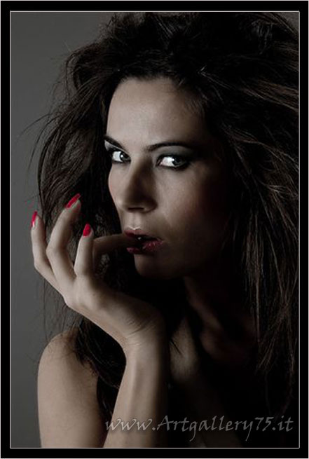 Elena G. - Fotomodella di Mantova (Lombardia) disponibile per foto fashion, moda mare, intimo, trasparenze e glamour.
