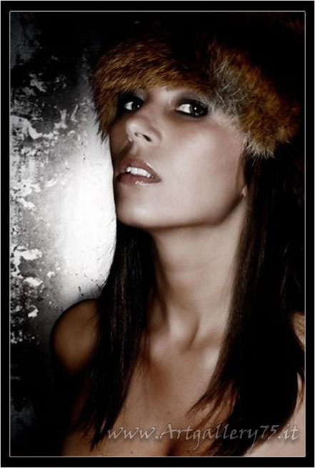 Elena G. - Fotomodella di Mantova (Lombardia) disponibile per foto fashion, moda mare, intimo, trasparenze e glamour.