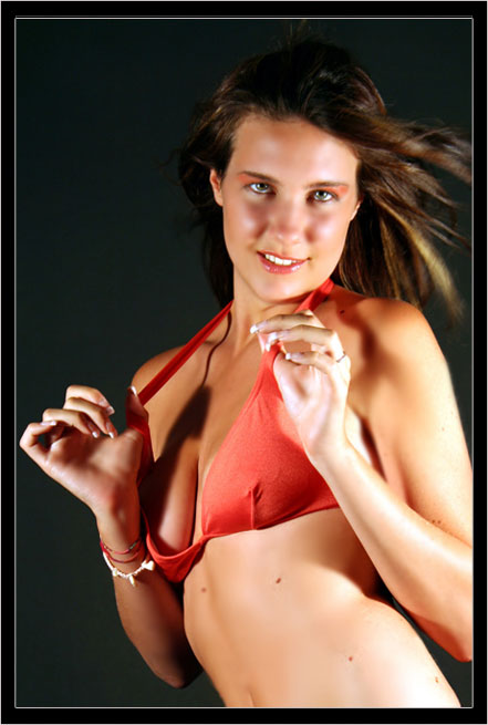 Elletheprincess - Fotomodella italiana residente a Genova (Liguria) disponibile per foto fashion e moda mare.