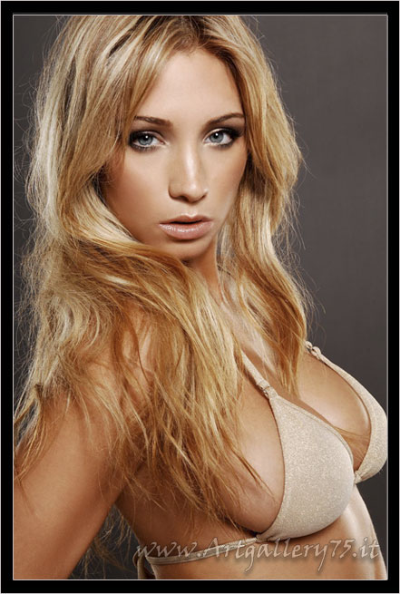 Erika M. - Fotomodella di Padova (Veneto) - Disponibile per foto fashion, moda mare, intimo, glamour e trasparenze.
