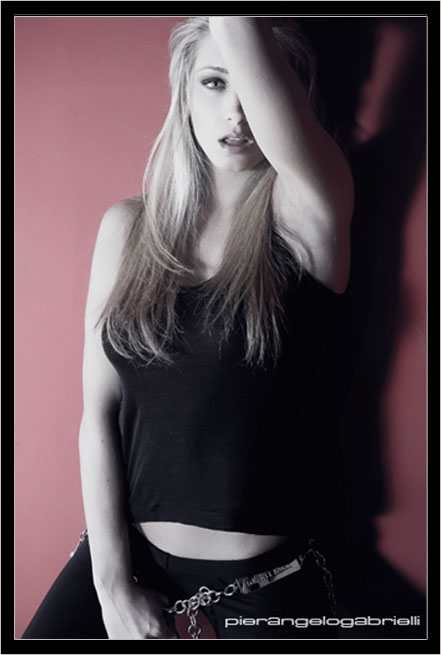 Erika M. - Fotomodella di Padova (Veneto) - Disponibile per foto fashion, moda mare, intimo, glamour e trasparenze.