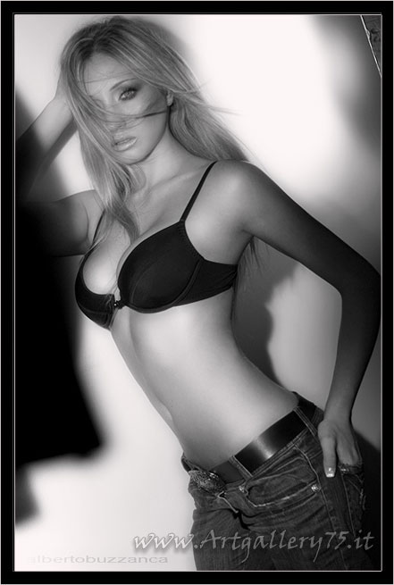 Erika M. - Fotomodella di Padova (Veneto) - Disponibile per foto fashion, moda mare, intimo, glamour e trasparenze.