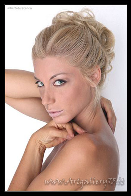Federica C. - Fotomodella di Reggiolo (RE) disponibile per foto fashion, moda mare, intimo, trasparenze, glamour, topless e nudo artistico.