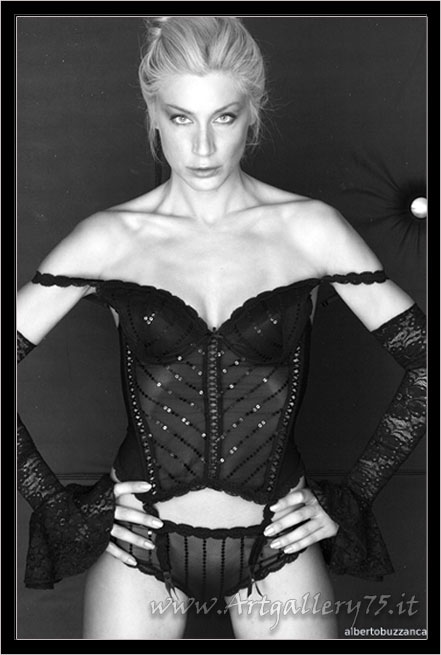 Federica C. - Fotomodella di Reggiolo (RE) disponibile per foto fashion, moda mare, intimo, trasparenze, glamour, topless e nudo artistico.