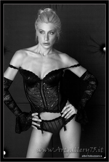 Federica C. - Fotomodella di Reggiolo (RE) disponibile per foto fashion, moda mare, intimo, trasparenze, glamour, topless e nudo artistico.