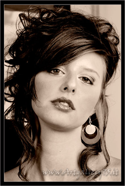 Federica M. - Fotomodella di Pisa (Toscana) disponibile per foto fashion, moda mare ed intimo.