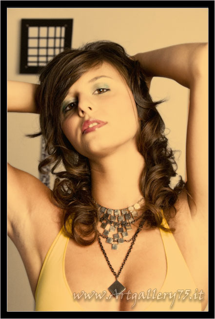 Federica M. - Fotomodella di Pisa (Toscana) disponibile per foto fashion, moda mare ed intimo.