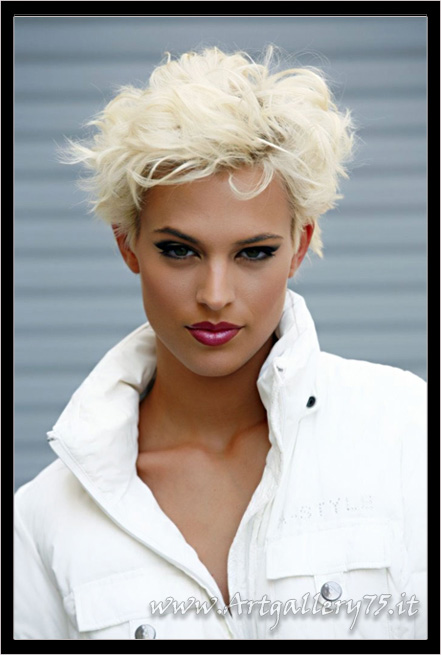 Francesca C. - Fotomodella di Torino (Piemonte) disponibile per foto fashion, moda mare, intimo, trasparenze e glamour.