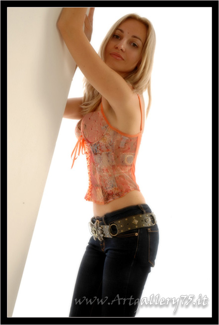 Martina - Fotomodella di Prato (Toscana) disponibile per foto fashion, moda mare, intimo, trasparenze, glamour e topless.