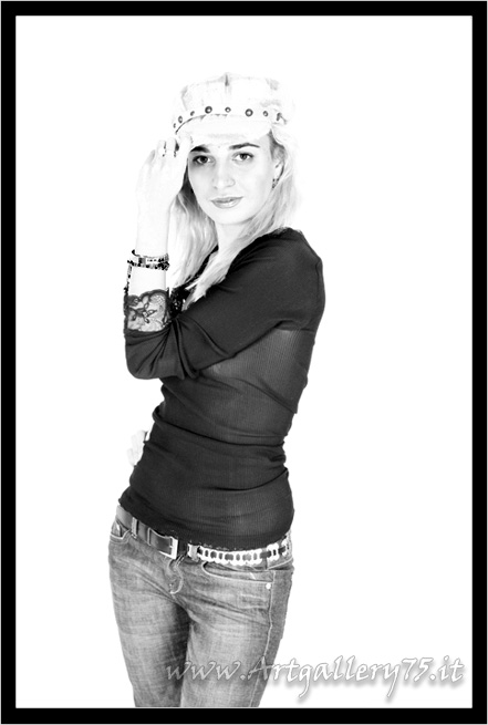 Martina - Fotomodella di Prato (Toscana) disponibile per foto fashion, moda mare, intimo, trasparenze, glamour e topless.