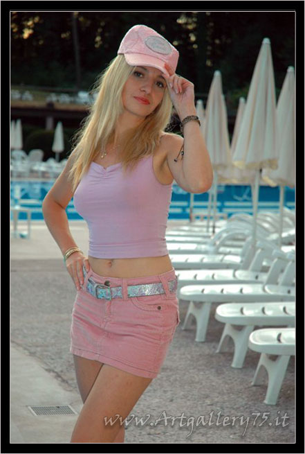Martina - Fotomodella di Prato (Toscana) disponibile per foto fashion, moda mare, intimo, trasparenze, glamour e topless.
