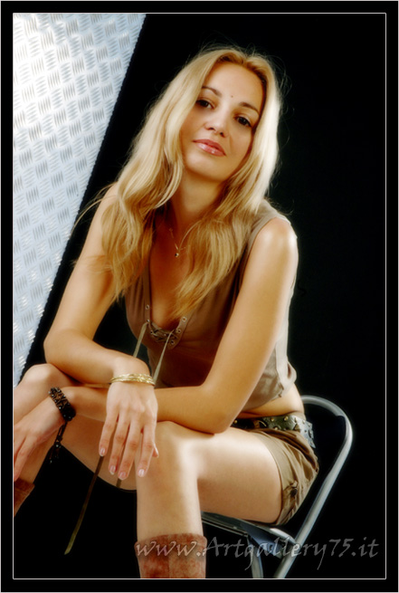 Martina - Fotomodella di Prato (Toscana) disponibile per foto fashion, moda mare, intimo, trasparenze, glamour e topless.