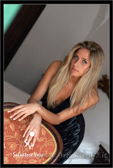 Irene M. - Fotomodella di Napoli (Campania) disponibile per foto fashion e moda mare.
