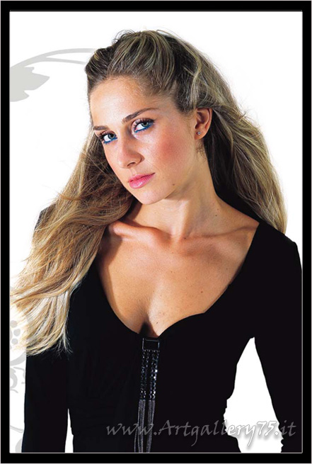 Irene M. - Fotomodella di Napoli (Campania) disponibile per foto fashion e moda mare.