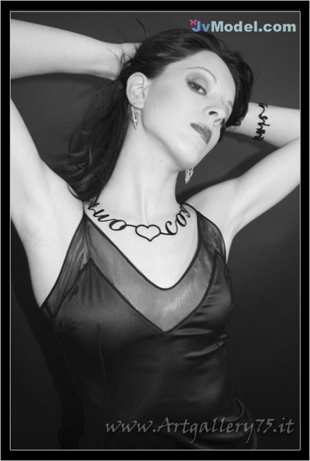 Jvmodel - Fotomodella italiana residente a Milano. Disponibile per fofo fashion, moda mare ed intimo.