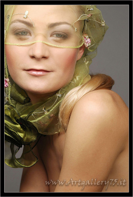 Kinia - Fotomodella di Firenze (Toscana) disponibile per foto fashion, moda mare, intimo, trasparenze e glamour.