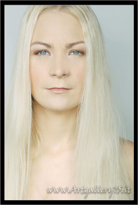 Kinia - Fotomodella di Firenze (Toscana) disponibile per foto fashion, moda mare, intimo, trasparenze e glamour.