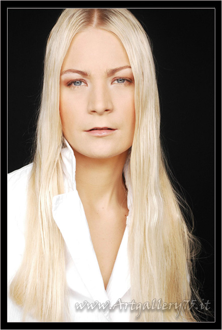 Kinia - Fotomodella di Firenze (Toscana) disponibile per foto fashion, moda mare, intimo, trasparenze e glamour.