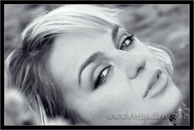 Kristin - Fotomodella di Firenze (Toscana) disponibile per foto fashion, moda mare, intimo, glamour, gothic dark e fetish.