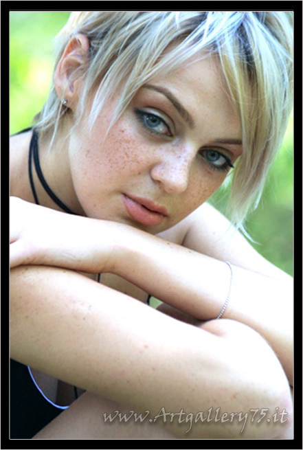 Kristin - Fotomodella di Firenze (Toscana) disponibile per foto fashion, moda mare, intimo, glamour, gothic dark e fetish.