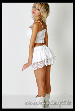 Kristin - Fotomodella di Firenze (Toscana) disponibile per foto fashion, moda mare, intimo, glamour, gothic dark e fetish.