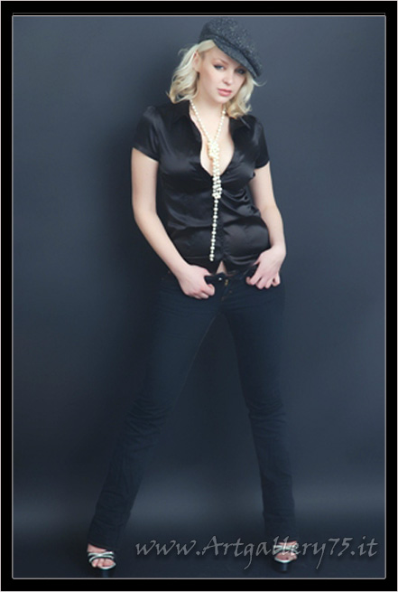 Kristin - Fotomodella di Firenze (Toscana) disponibile per foto fashion, moda mare, intimo, glamour, gothic dark e fetish.