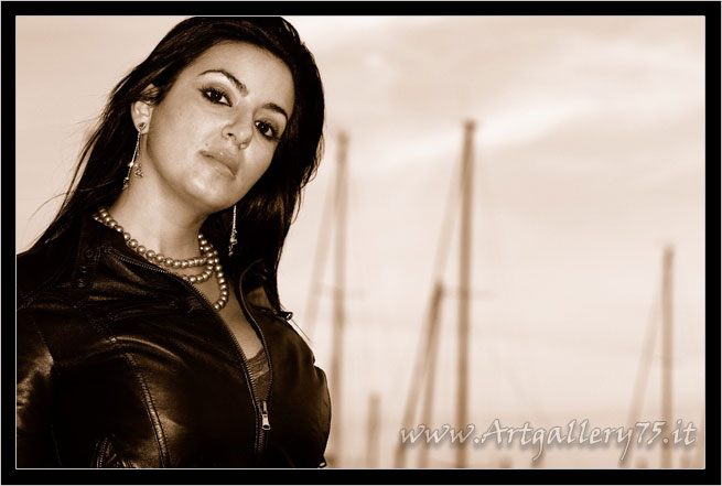 Maria Grazia L. - Fotomodella di Nuoro (Sardegna) disponibile per foto fashion, moda mare, intimo, trasparenze, glamour, topless, nudo artistico e met art.
