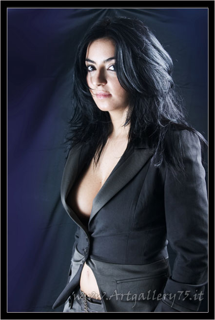 Maria Grazia L. - Fotomodella di Nuoro (Sardegna) disponibile per foto fashion, moda mare, intimo, trasparenze, glamour, topless, nudo artistico e met art.
