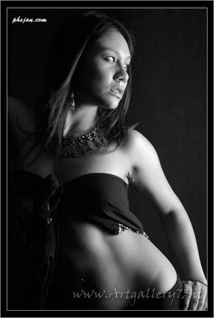 Marissa - Fotomodella di Firenze (Toscana) disponibile per foto fashion, moda mare, intimo, glamour e trasparenze.