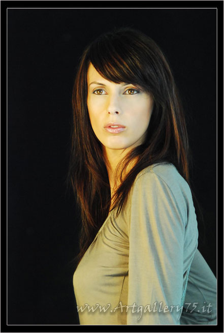Martina C. - Fotomodella di Pisa (Toscana) disponibile per foto fashion, moda mare, intimo e trasparenze.