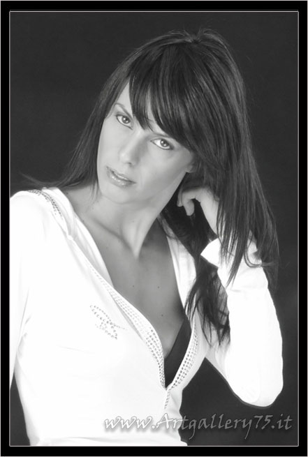 Martina C. - Fotomodella di Pisa (Toscana) disponibile per foto fashion, moda mare, intimo e trasparenze.