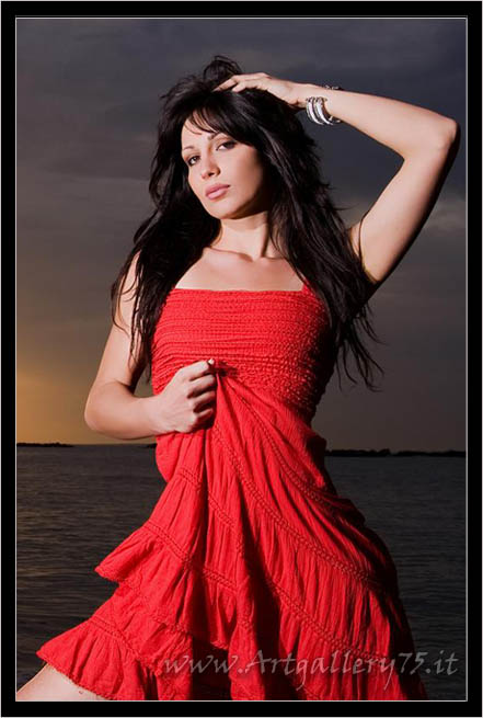 Giovanna D. - Modella italiana residente a Campobasso. Disponibile per foto fashion, moda mare, intimo e glamour.