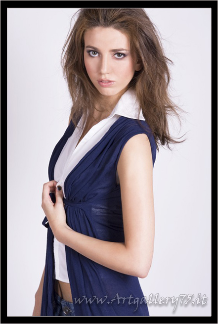 Claudia P. - Modella italiana residente a Milano. Disponibile per foto fashion, moda mare ed intimo.