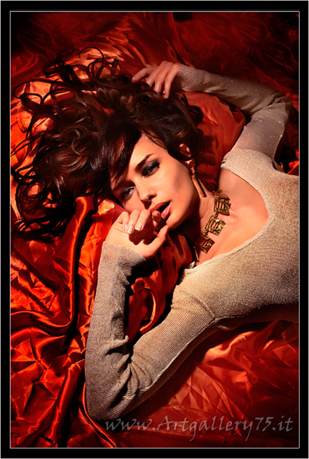 Olly - Modella russa residente a San Pietroburgo. Disponibile per foto fashion, moda mare, intimo, glamour, topless, nudo artistico, nudo integrale e bodypainting.