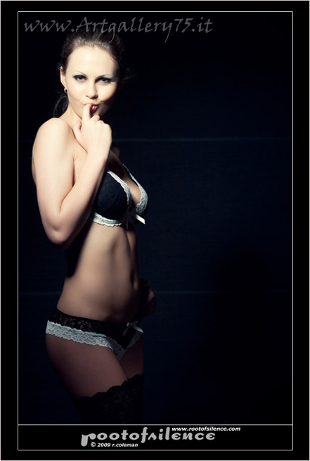 Tina - Modella lituana residente a Birmingham. Disponibile per foto fashion, moda mare, intimo, glamour, topless, nudo artistico, nudo integrale, metart, nudo erotico, fetish, bondage e bodypainting.